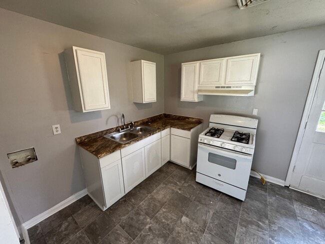 Building Photo - One Month Free Rent with 2 Year Lease! Ren...