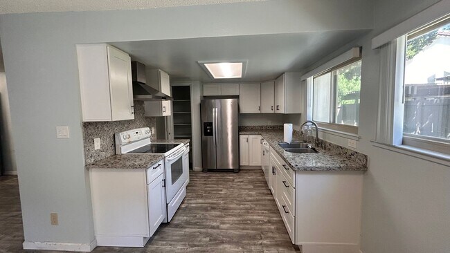 Building Photo - 3701 Colonial Dr