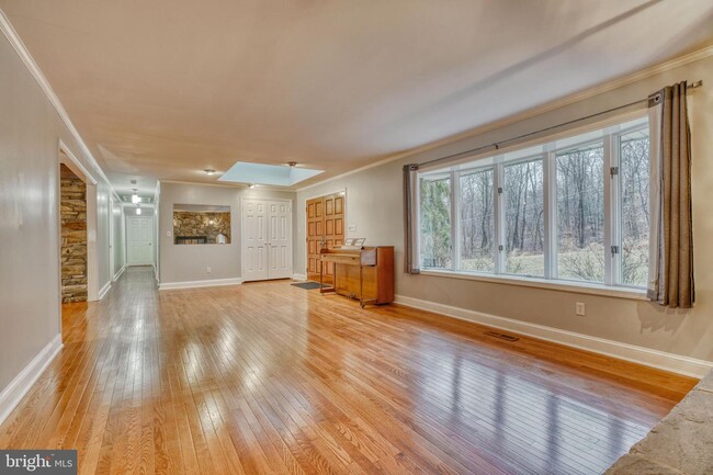 Building Photo - 1307 Hollins Ln