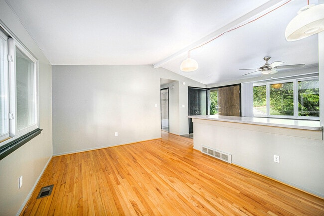 Building Photo - 1020 Traver Ct