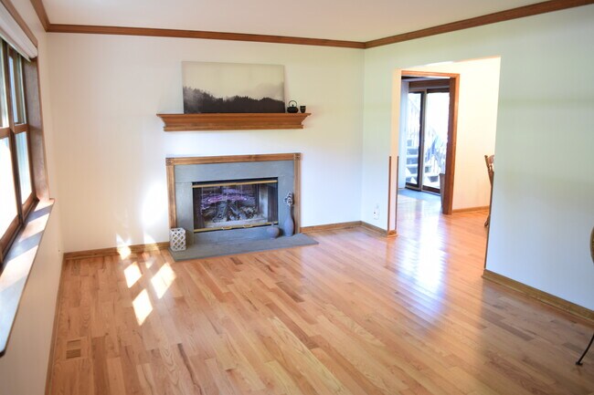 Building Photo - 574 Ada St