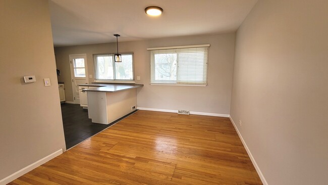 Building Photo - 1128 E Paddock Dr
