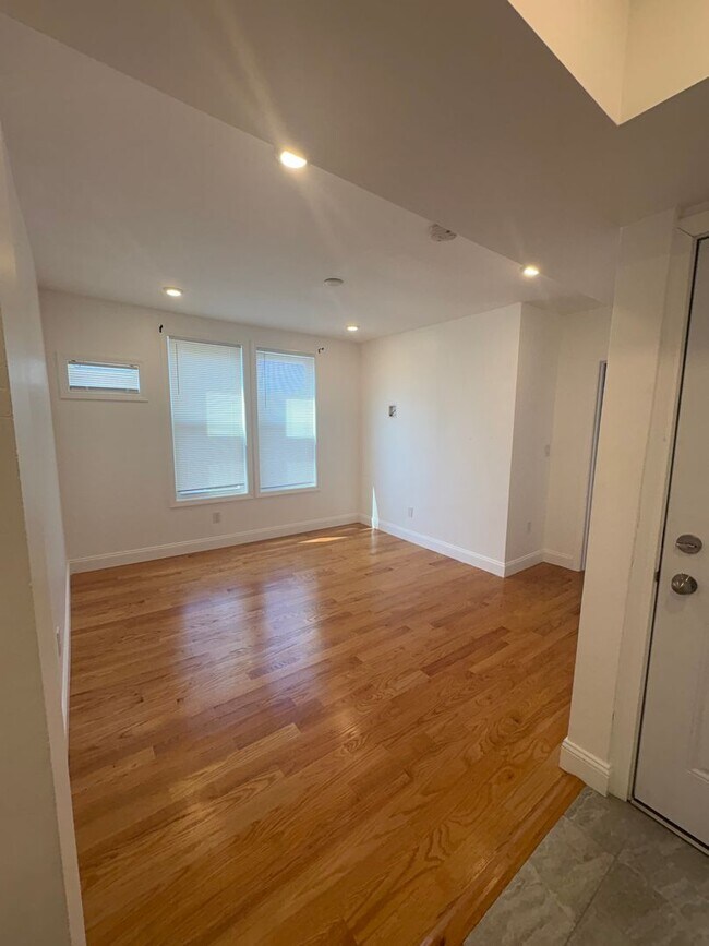 Foto del edificio - LYNN/BOSTON NO BROKER FEES! BRAND NEW FULLY RENOVATED ONE BEDROOM UNIT IN TOP COMMUTER LOCATION!