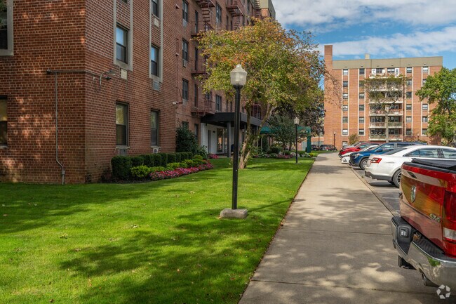 Entrada del edificio - 84-09 155th Ave