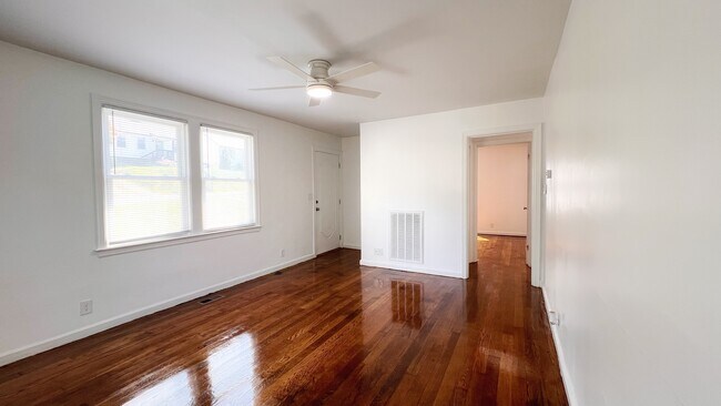 Building Photo - 521 E Columbia Ave