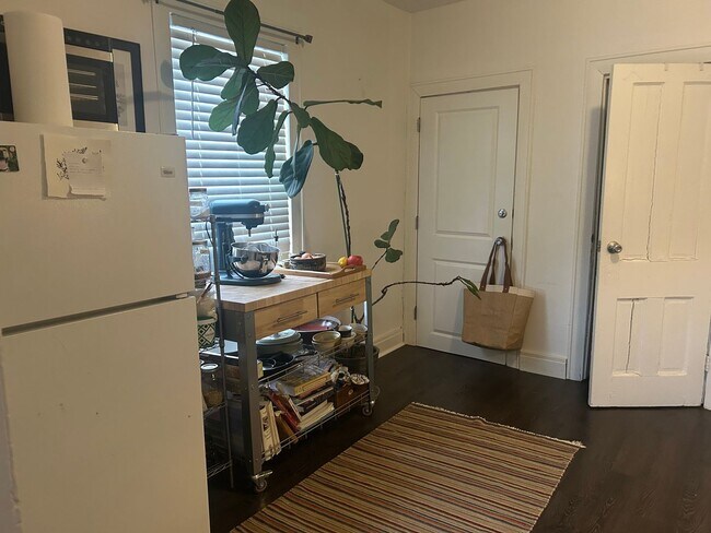 Building Photo - 1802 W 3rd St