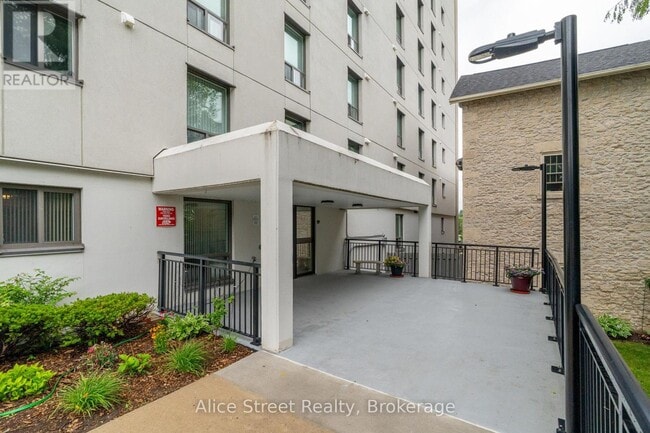Building Photo - 358 Waterloo Ave