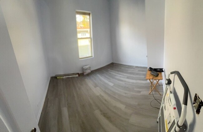 Building Photo - 3 Bedroom, 1 Bath Apartment in Chicago