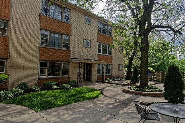 Un patio bellamente diseñado con un estilo acogedor y equilibrado. - 3515 S Harlem Ave