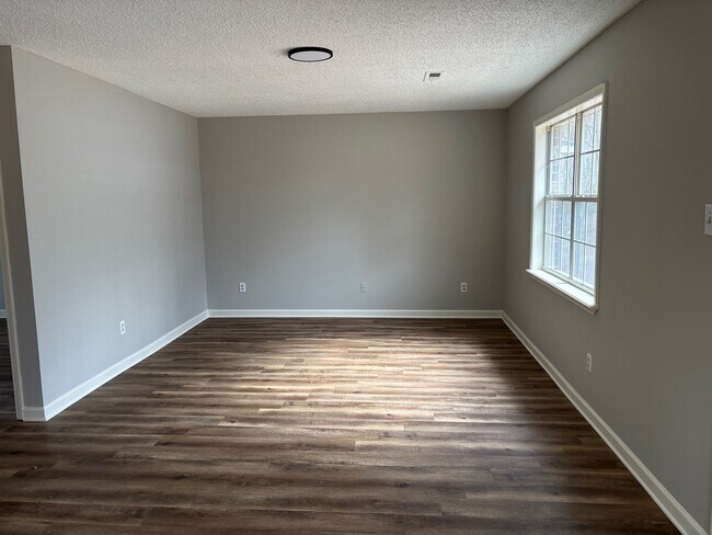 Foto del edificio - 330 N Main St