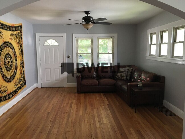 Building Photo - 3 Bedroom Close to Downtown! **ZERO DOLLAR...
