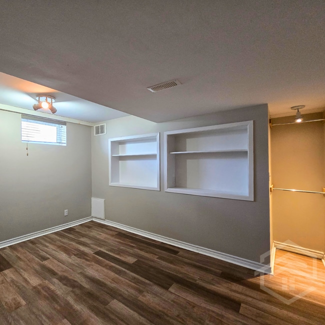 Building Photo - 2 Bedroom Basement Apartment!!