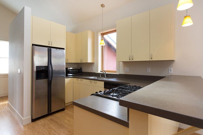 Foto del edificio - Available Unit In The Heart Of Elmwood!