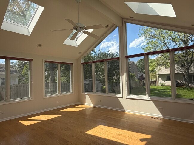 Foto del edificio - 1161 Parker Ln