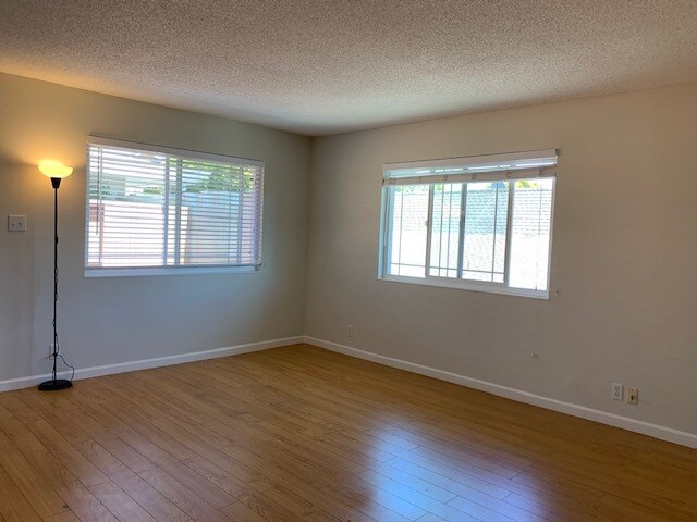 windows in living room - 945 Kearney St