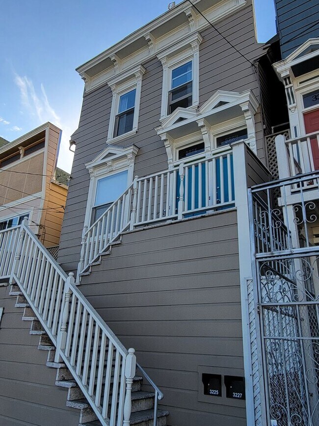 Foto del edificio - Sunny Mission Upper Level Unit w/deck!