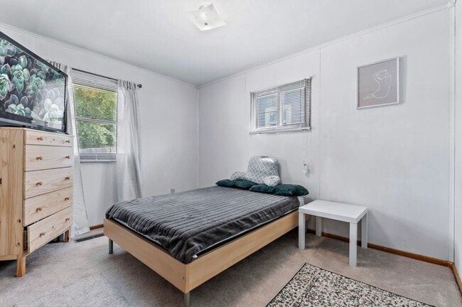 Building Photo - 329 W River St