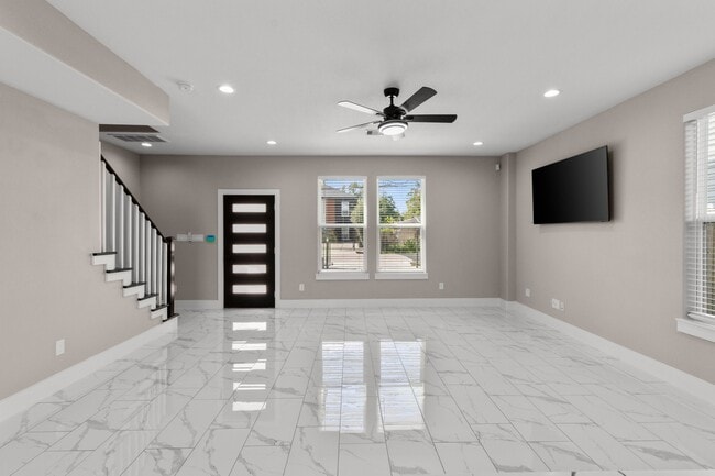 Building Photo - 7925 Colonial Ln