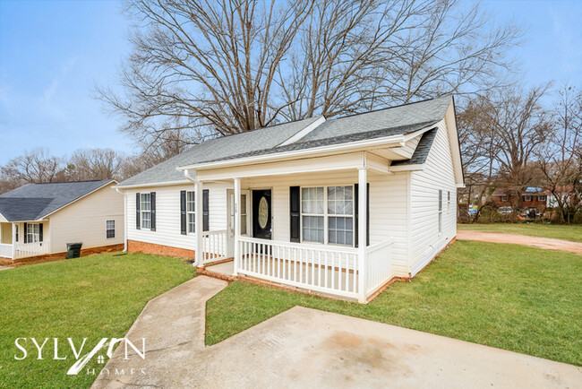 Building Photo - Enjoy the coziness of this darling home