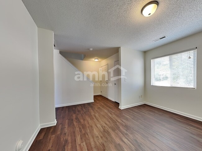 Building Photo - 701 Hiddenlake Ct