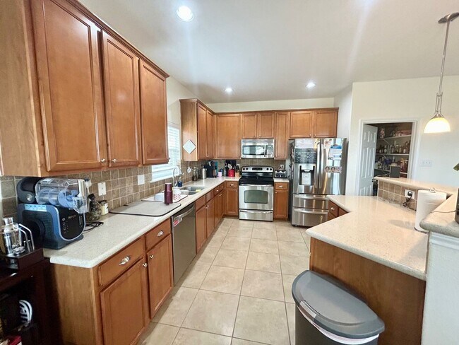 Foto del edificio - 5 BED/3 BATH GORGEOUS HOUSE FOR LEASE! AVA...