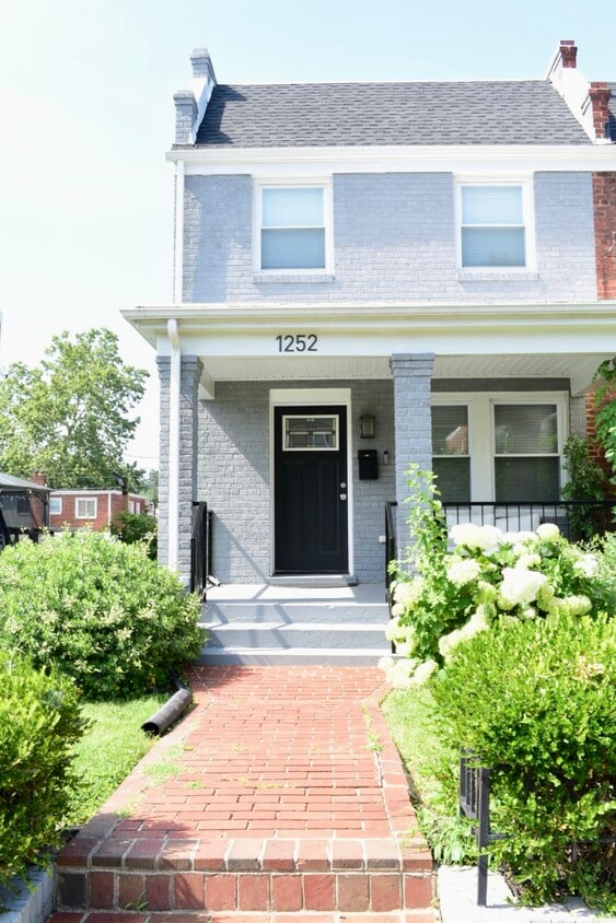 Primary Photo - 1252 Delafield Pl NE