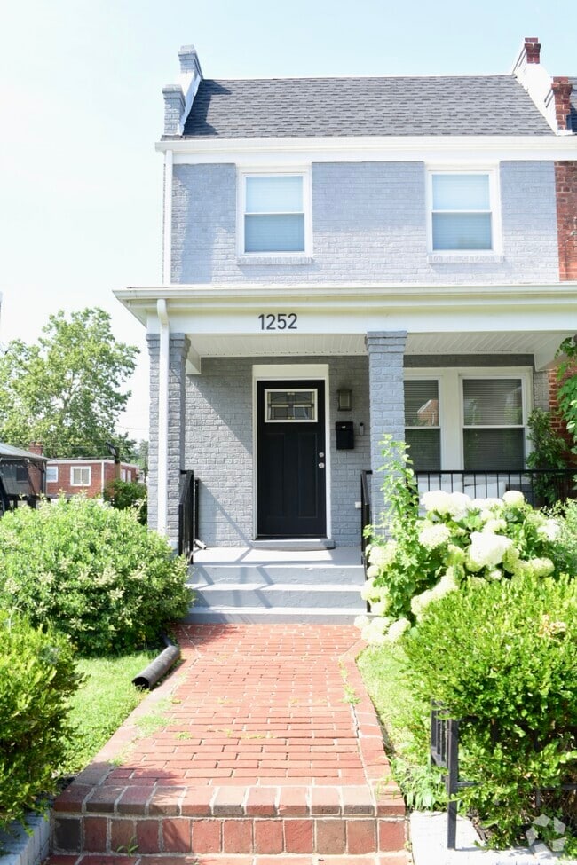 Building Photo - 1252 Delafield Pl NE