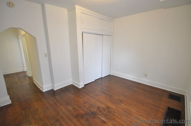 Dormitorio - 399 E Oakland Ave