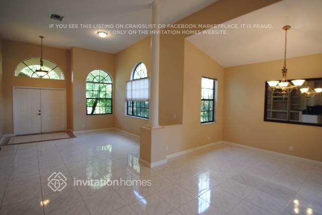 Building Photo - 4945 Pine Tree Dr