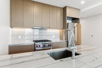 Building Photo - 610 Davis St