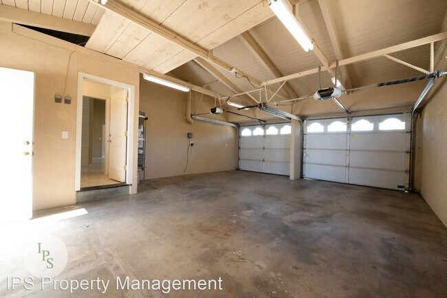 Building Photo - 4 br, 2 bath House - 523 W. Celeste Ave.