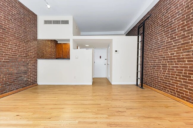 Building Photo - 23 W 94th St