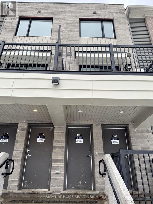 Building Photo - 1221 Creekway Private