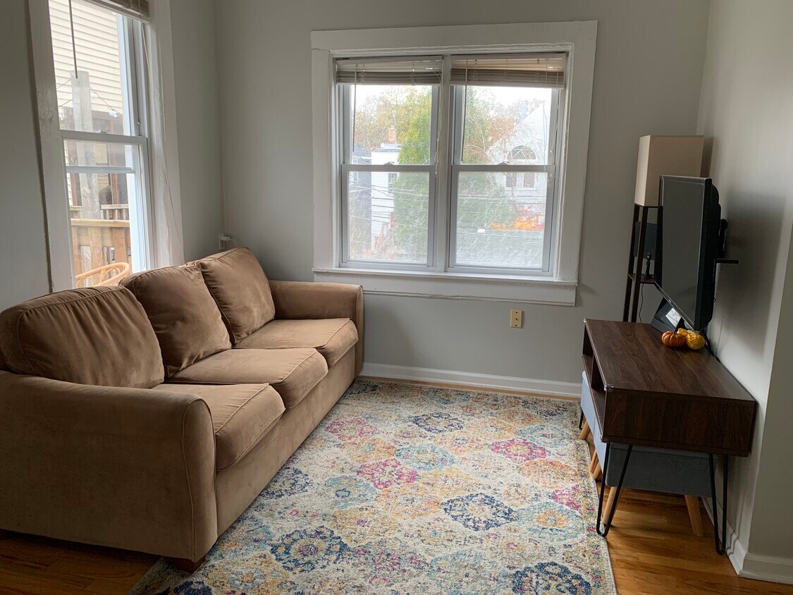 Living room - 2618 N Wayne Ave