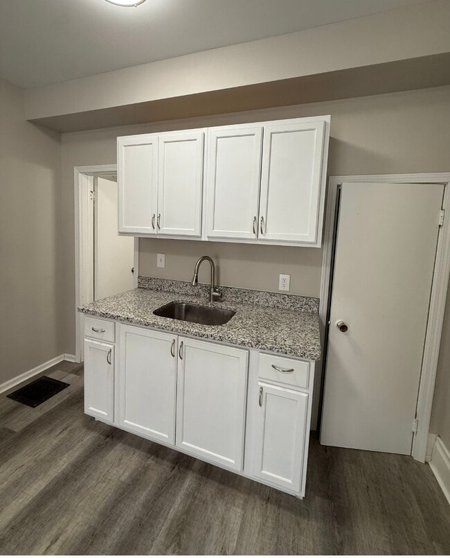 Building Photo - Must see studio apartment