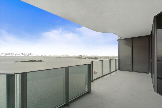 Foto del edificio - 700 NE 24th St