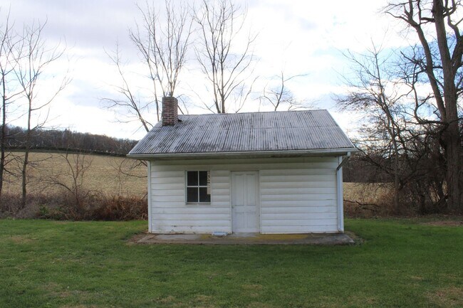 Foto del edificio - Country Charm in this 2.5 Story Farmhouse