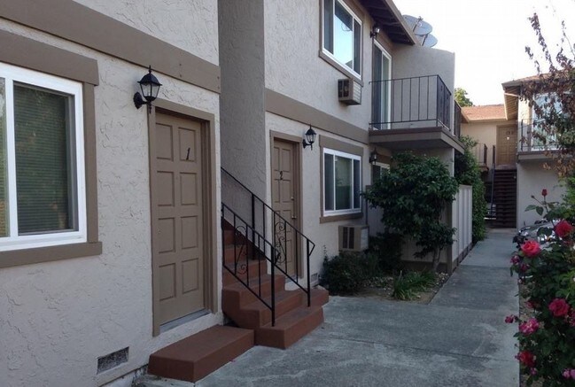 Building Photo - 1595 Brookvale Dr