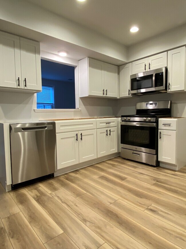 Foto del edificio - 132 Oakmont Rd