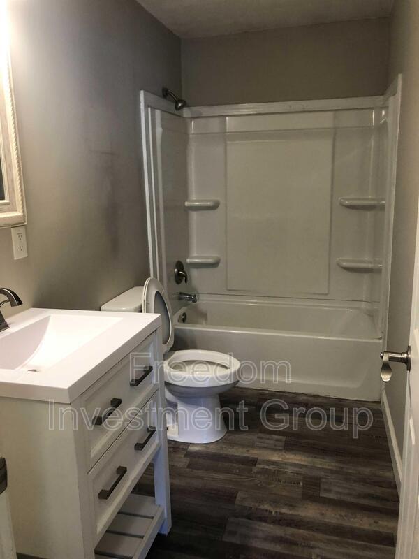 Building Photo - 135 Louella Dr