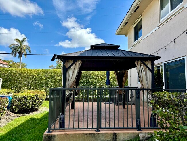 Foto del edificio - 4901 Palm Garden Ln