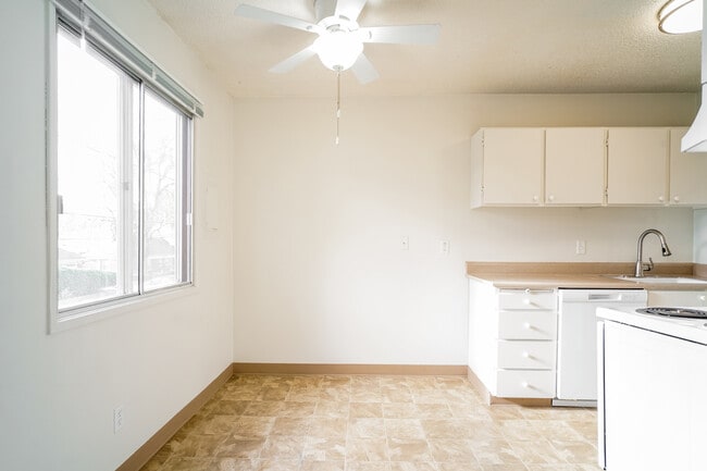 Building Photo - Laurelwood Apartments