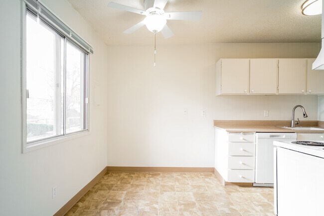 Foto del edificio - Laurelwood Apartments