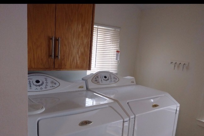 Shared Laundry - 1399 Harmon St