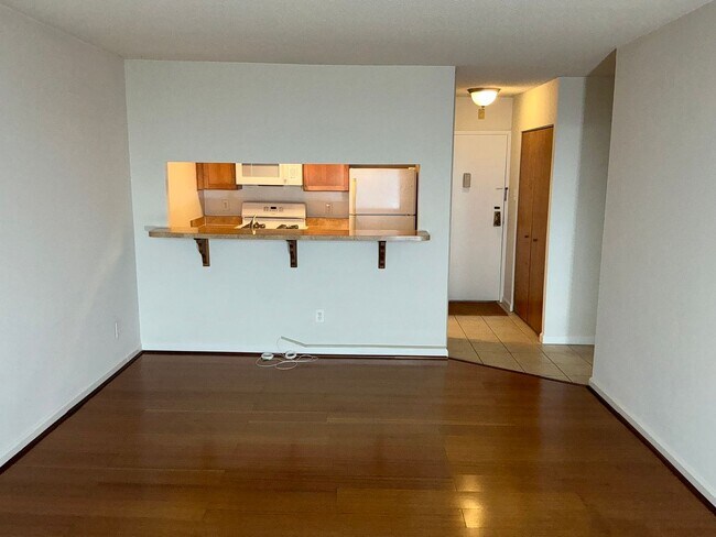 Foto del edificio - Renovated 1 BR, 1 BA, kitchen w/new appliances,