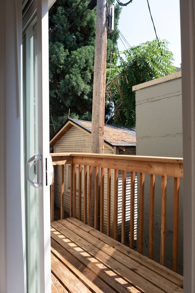 Foto del edificio - Classic Charm in an Irvington Flat!