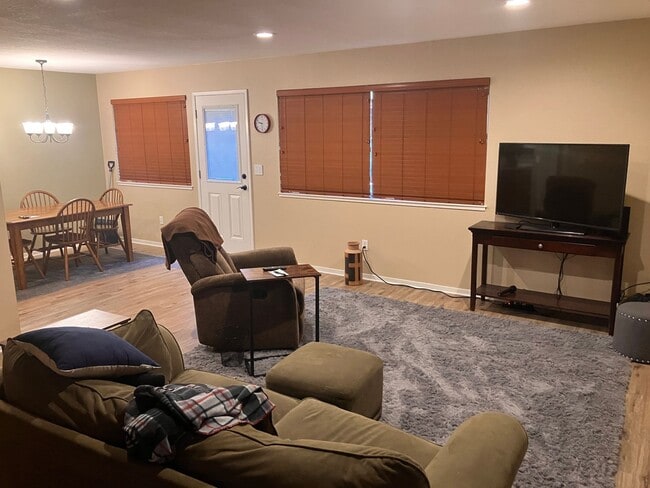 Building Photo - One level ground floor unit