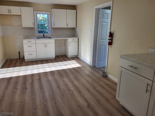 Foto del edificio - 650 Ridge Rd