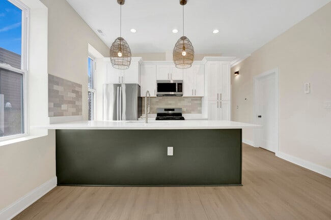 Building Photo - 2021 W Shakespeare Ave