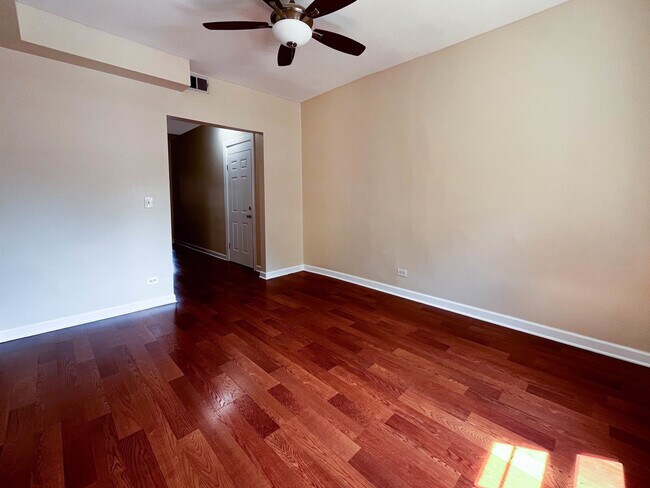 Foto del edificio - 2233 N Kedzie Blvd